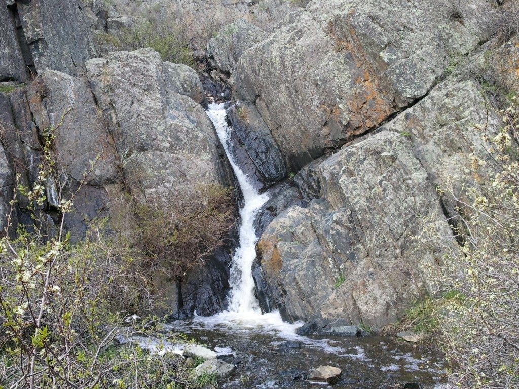 creaek flowing out between two rocks